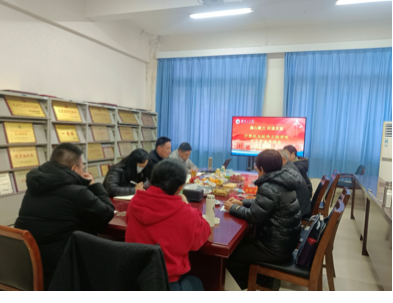 餐廳里的人們 AI 生成的內(nèi)容可能不正確。