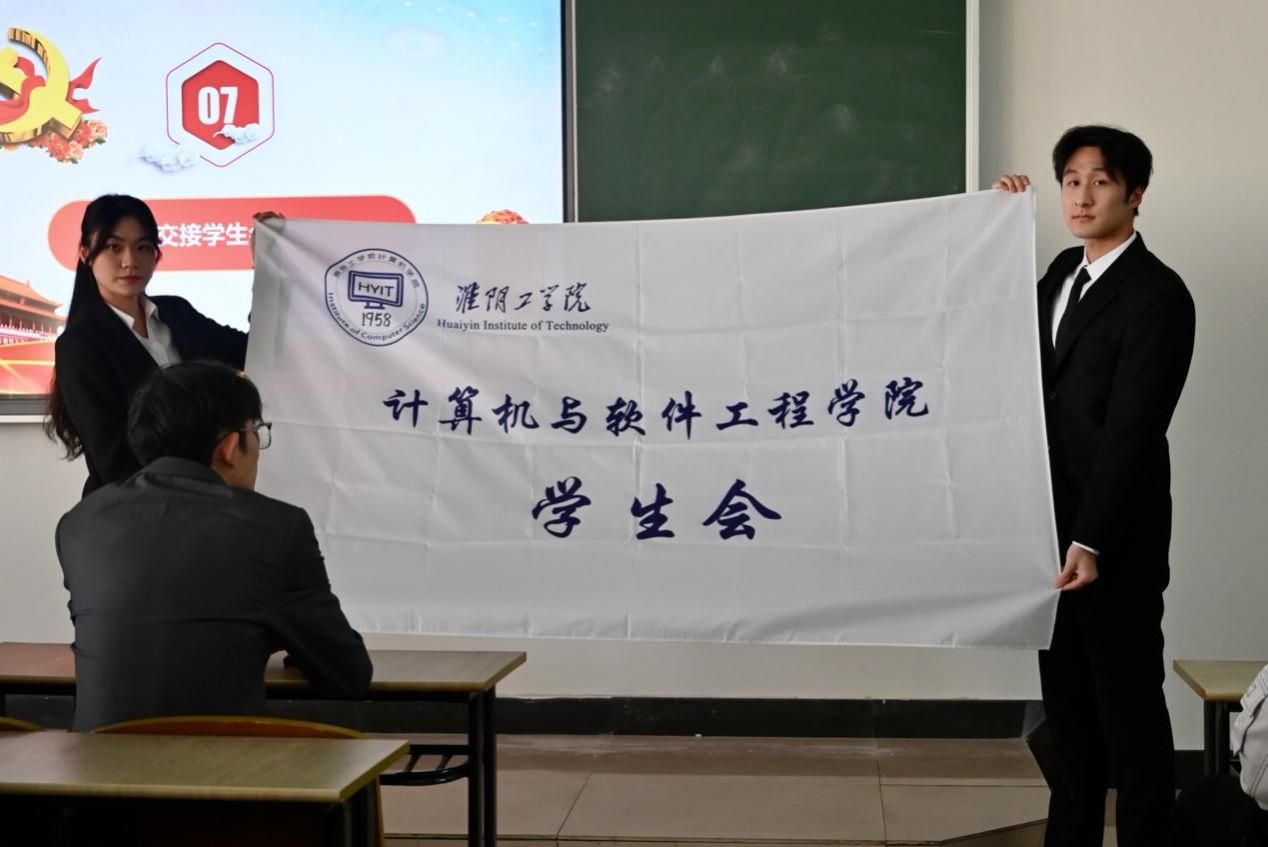 圖片包含 人, 室內(nèi), 男人, 站 AI 生成的內(nèi)容可能不正確。