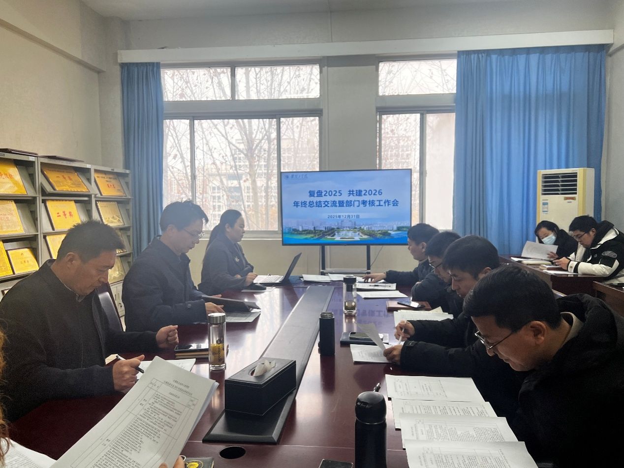 圖片包含 室內(nèi), 人, 桌子, 窗戶 AI 生成的內(nèi)容可能不正確。